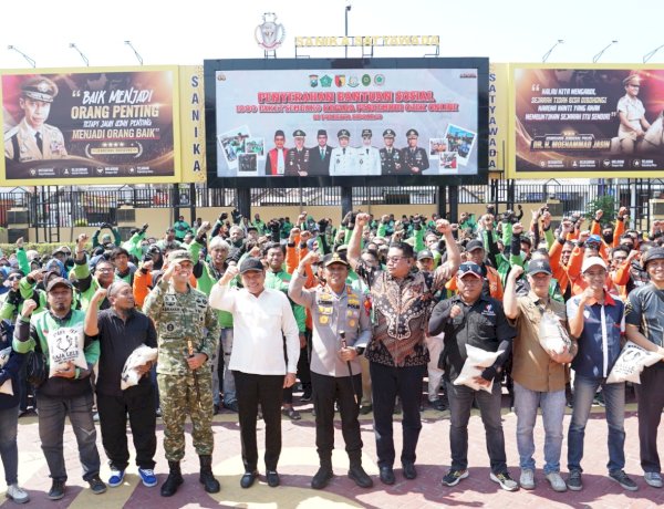 Forkopimda Sidoarjo Bagikan 1.000 Paket Sembako untuk Ojol